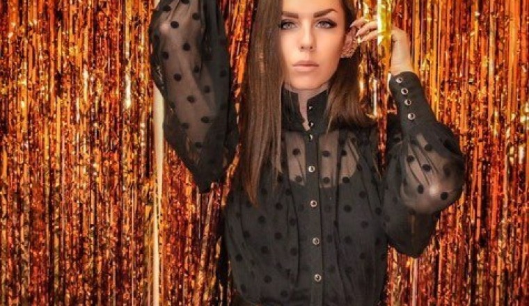 ANNA MORGUN is turning Christmas 2020 campaign into the ball of French chic, classic and elegance.