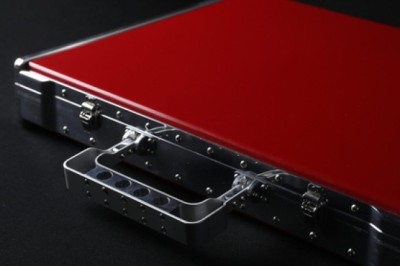 راديو بوك: منتجات فنيّة مصنوعة من مواد مستخدمة من قبل سكوديريا فيراري في حفل إطلاق ’رينيسنس‘، مزيج من التركيبة الإيطالية والثقافة التقليدية اليابانية