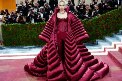 Gigi Hadid shut down the 2022 Met Gala red carpet in Versace