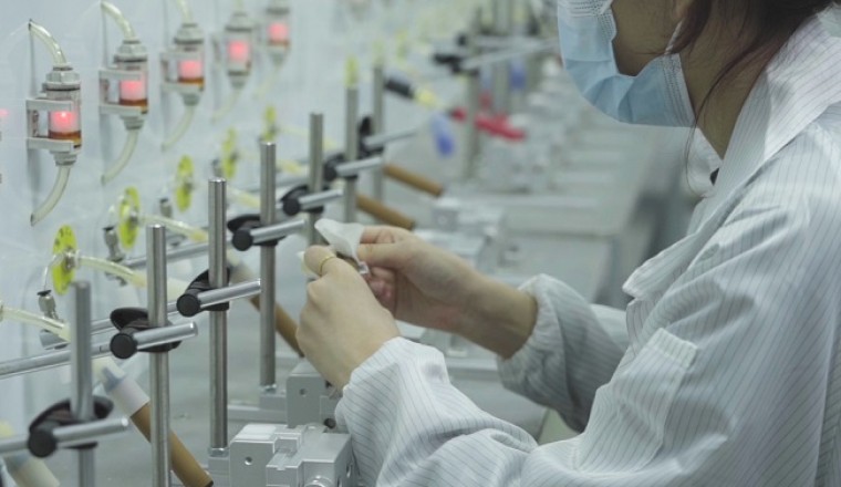 إيلف بار (ELFBAR) تطلق تحذيراً في أعقاب تحقيقها في مصانع السجائر الإلكترونية المقلّدة