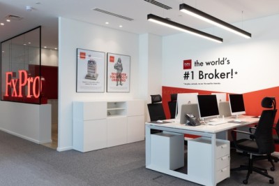 FxPro تنتقل إلى مكتبها الجديد في دبي، وبحوزتها جائزة