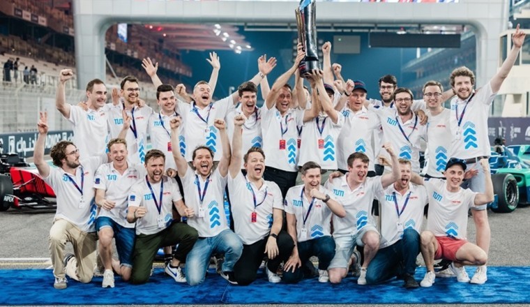 فريق جامعة ميونخ التقنية يفوز في سباق دوري أبوظبي للسباقات الذاتية، السباق الأول من نوعه في العالم، والذي أقيم في حلبة ياس مارينا