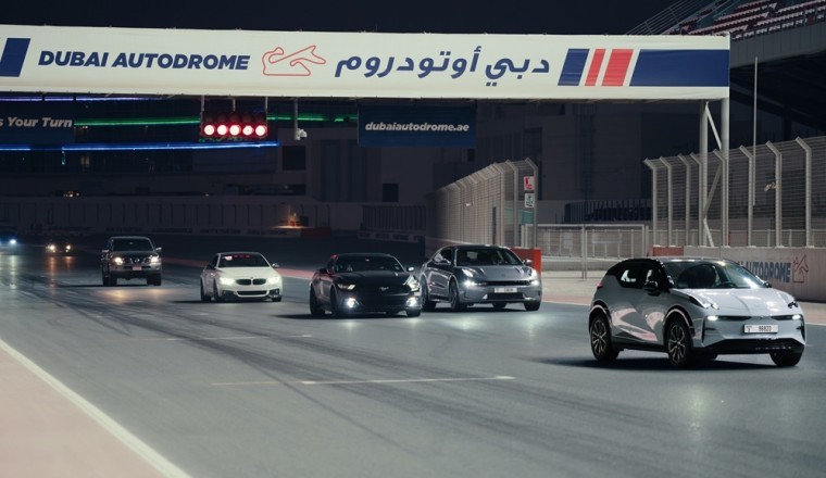 "عباية رالي" يحتفل بيوم المرأة الإماراتية وتمكين المرأة في الإمارات بالشراكة مع "AWR ZEEKR"