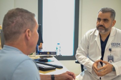 مريض في مستشفى ريم يقطع مسافة 2 كيلومتر في الساعة بعد عملية استبدال مفصل الورك