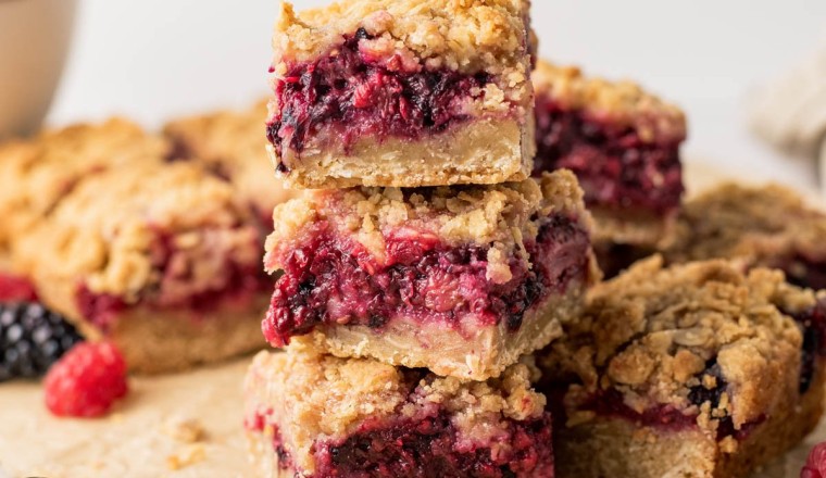 Delicious Shortbread Bars with Berries and Oats