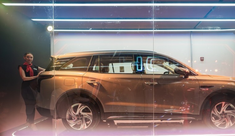 Abu Dubai Influencers Compete in a Head-To-Head Reveal to Launch the New 2025 Hongqi H6 and HS7 Models